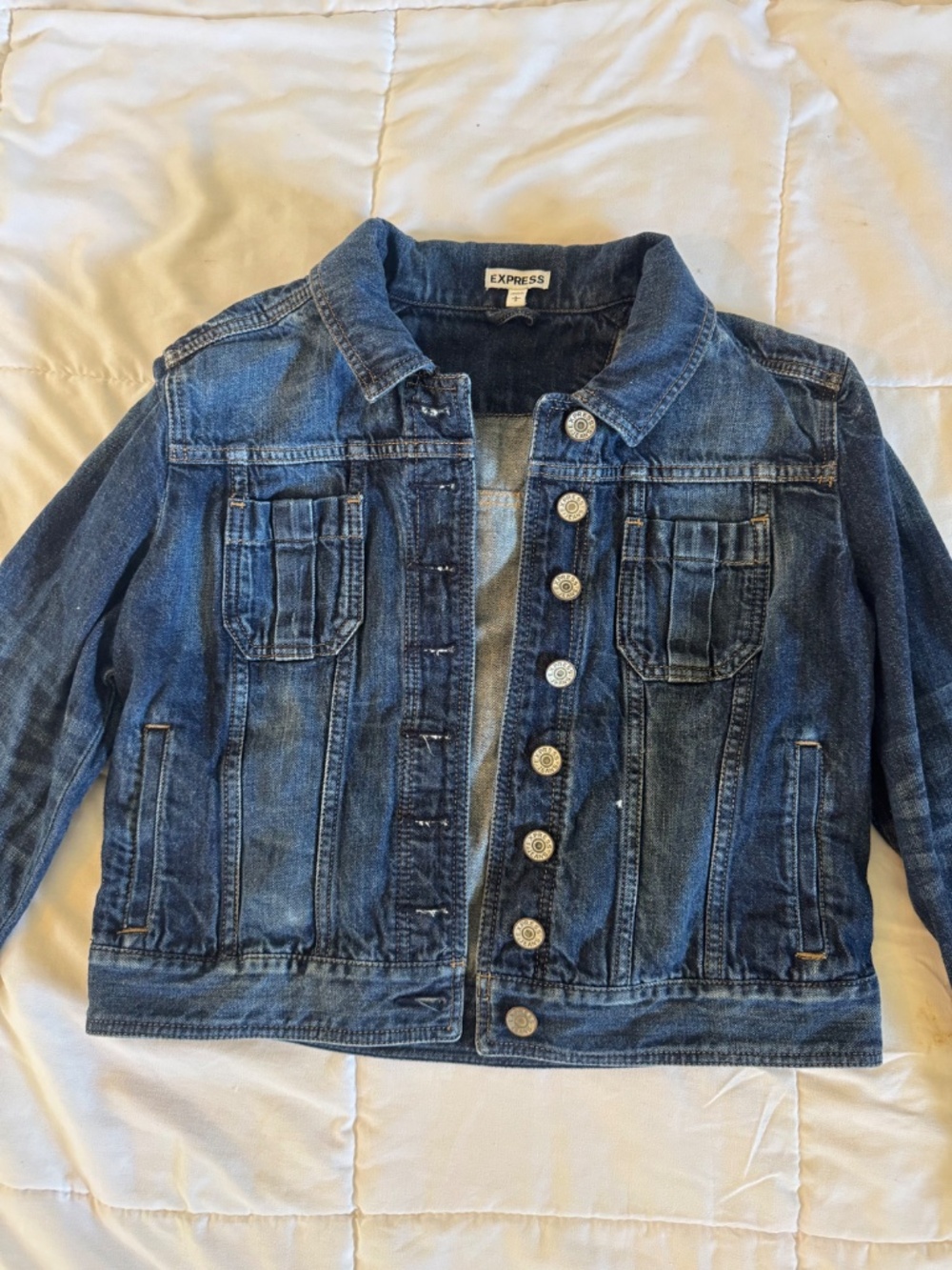 Express Women’s Dark Wash Denim Jean Jacket Pleated Pockets Size L - Picture 2 of 4